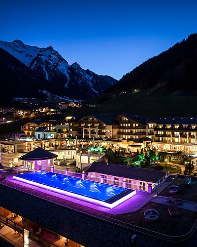 Auch bei Nacht einfach ein wunderschöner Anblick UNSER STOCK resort. #stockfeeling #stockmoment #stockhotel #hotelstock #bynight #nightview #lights #dreamy