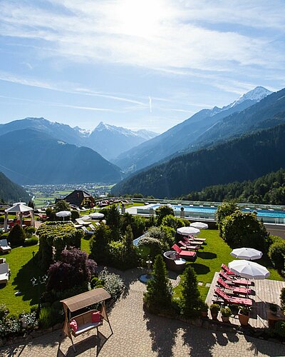 What a VIEW! Habt ihr euren Sommerurlaub bei uns schon geplant? Bei uns im Garten gibts auf jeden Fall das ULTIMATIVE #summerfeeling! Jetzt buchen und #stockfeeling erleben.