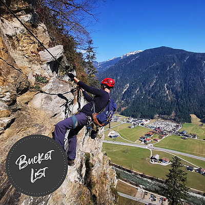 Erlebe den Nervenkitzel des Pfeilspitzwand-Klettersteigs in Mayrhofen! Als der jüngste Talklettersteig bietet er eine spannende Herausforderung, die sich zwischen dem Huterlaner- und...