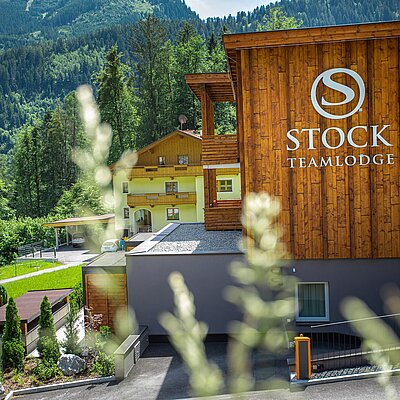 Wo Teamwork Perfektion kreiert, wird aus Gemeinschaft HEIMAT. Ein TEAM, ein HAUS, eine VISION! #stockteam #teamspirit #stockresort #teamgeist #funatwork