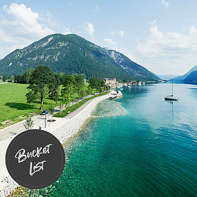 Bereit für das ultimative Abenteuer? Tauche ein in das funkelnde Paradies am Achensee, umgeben von majestätischen Gipfeln! Hier ist Action angesagt: von Wassersport bis hin zu Bergabenteuern.