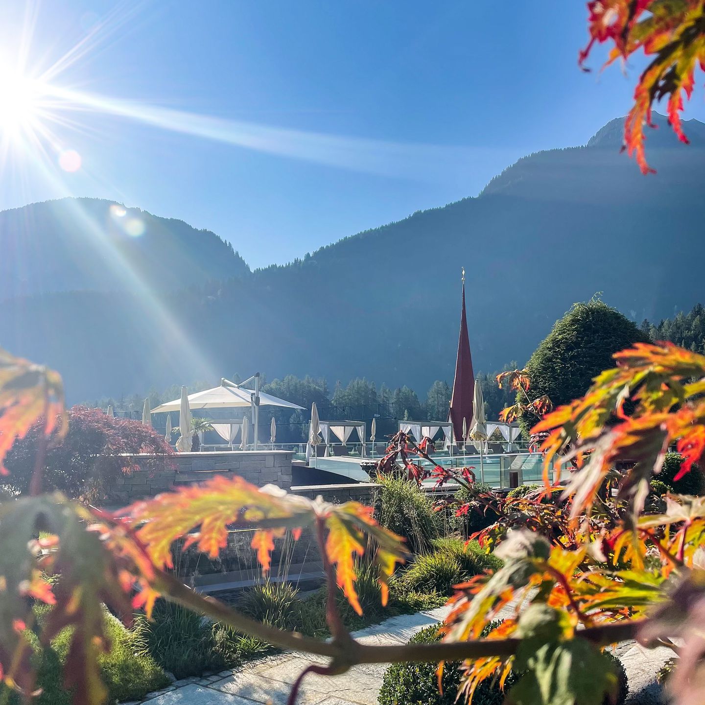 Genießt das goldene Herbstwetter auf unserer sonnigen Außenterrasse ️ Die Luft ist frisch, die Farben leuchten, und die Aussicht ist einfach traumhaft – der perfekte Ort, um die herbstliche Stimmung...